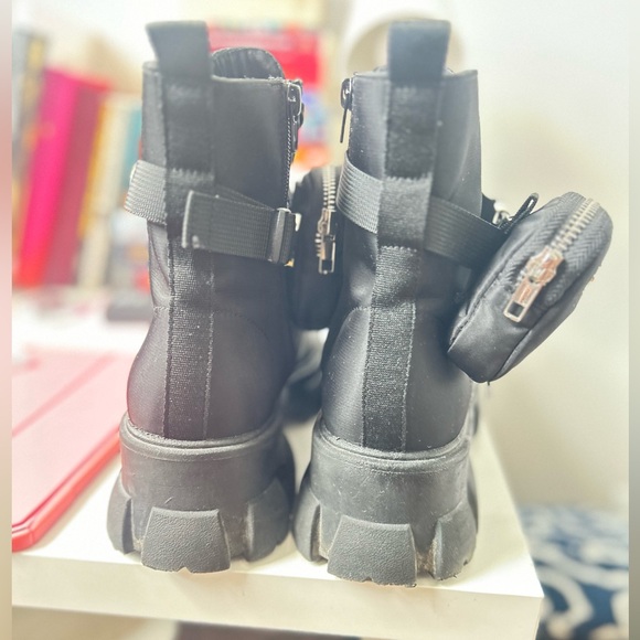 Steve Madden boots with detachable side pouch. Size 9.5 women’s/11.5 mens. - Picture 3 of 4